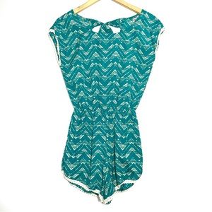💙3/$25 NWOT Mimi Chica Lace Trimmed Romper- XS